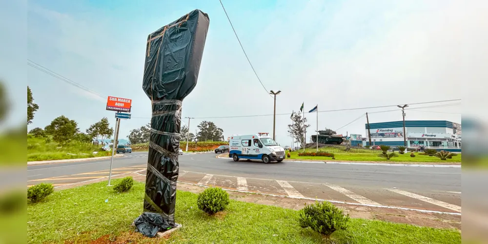A instalação de um objeto misterioso, coberto por lona, está causando muita curiosidade entre a população de Ponta Grossa
