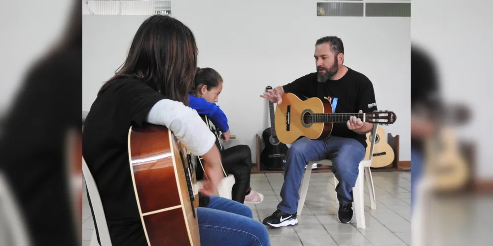 O projeto ‘Música para Todos’ é realizado em parceria com a Vara da Infância e Juventude da cidade