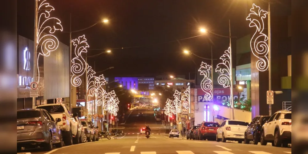 Avenida Vicente Machado é um dos locais que recebeu decoração natalina