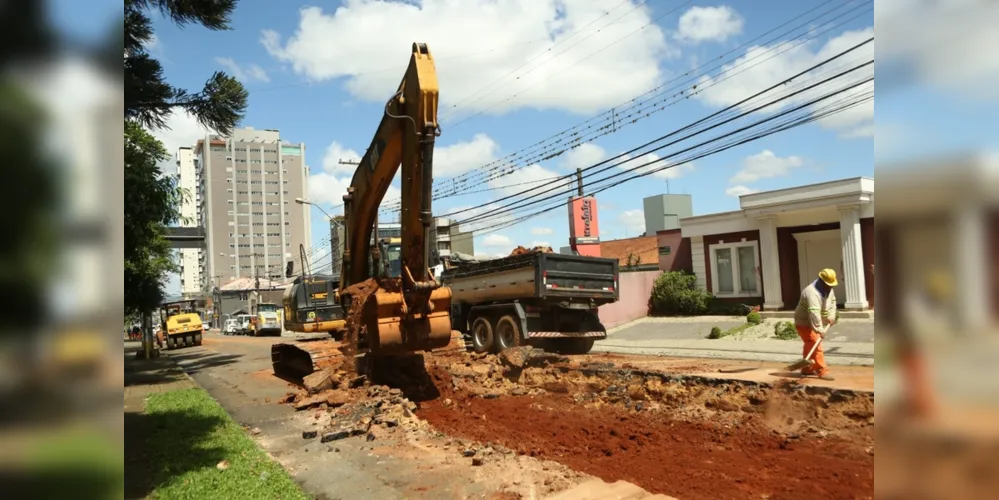 O serviço teve início na segunda-feira (09), com reparo profundo na Rua Leopoldo Guimarães da Cunha