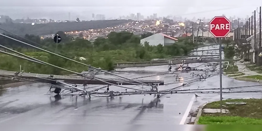 Temporal derrubou postes de energia elétrica em Uvaranas