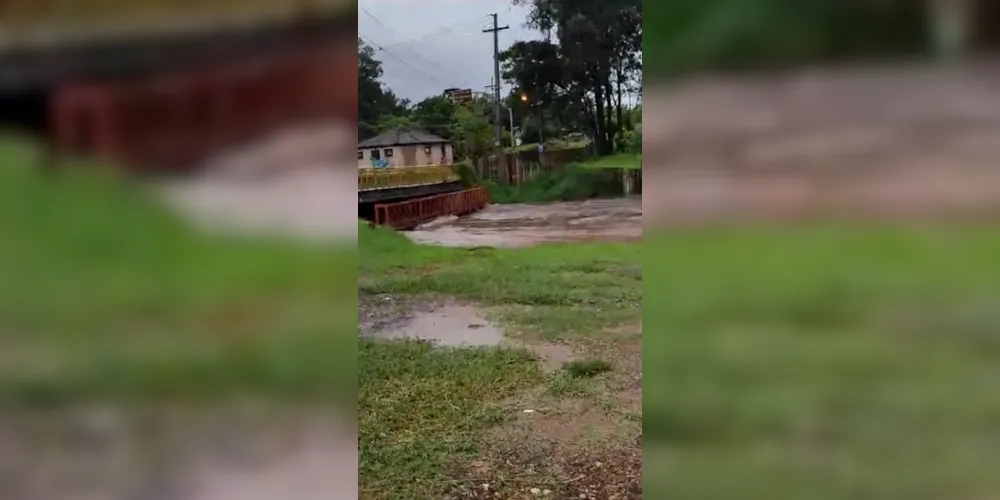 Fortes chuvas elevaram o nível do Rio Verde, em Ponta Grossa