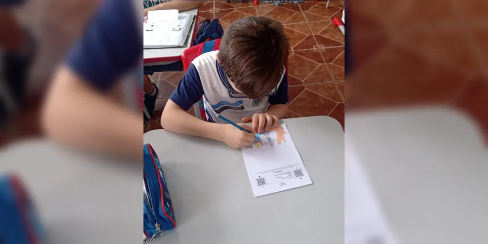 As crianças escrevem e ilustram suas próprias histórias
