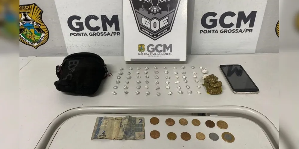 Suspeito e drogas foram encaminhadas à Delegacia de Ponta Grossa
