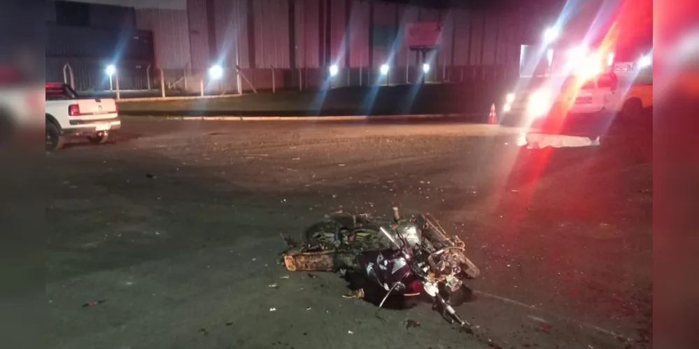 Uma equipe do Corpo de Bombeiros (Siate) se deslocou para prestar atendimento e encontrou o jovem motociclista sem vida