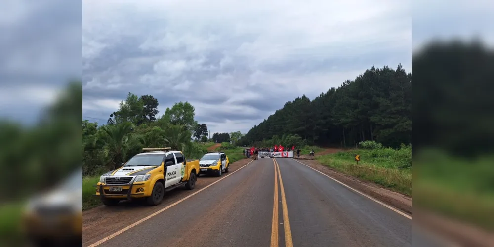 Policias acompanham a manifestação e buscam a liberação da pista