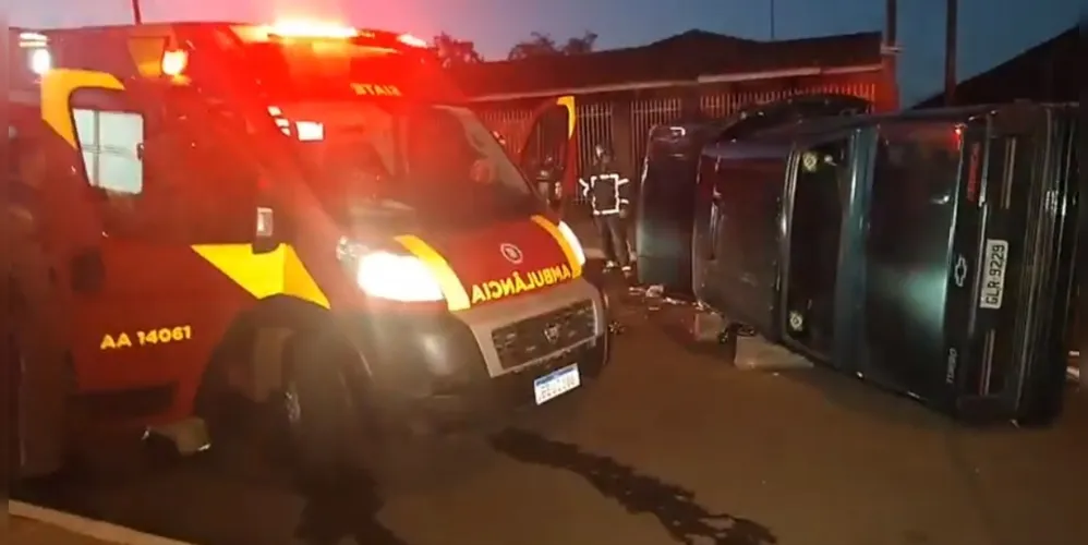 A colisão traseira seguida de capotamento ocorreu na rua Paulo Grott, Vila Dal Col, região de Uvaranas