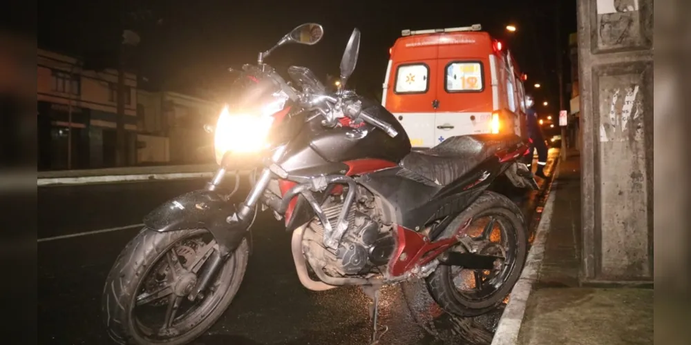Imagem ilustrativa da imagem Correia arrebenta e rapaz cai de moto no Centro de PG