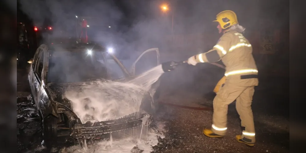 Carro foi completamente tomado pelas chamas