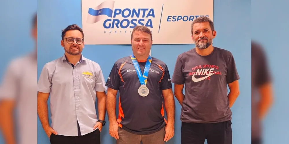 Carlos Garletti (centro) foi recebido foi Fábio Angelo Rodrigues (esq.), da Princesa Assistência, e por Fabiano Gioppo (dir.), Diretor de Paradesporto da SMESP