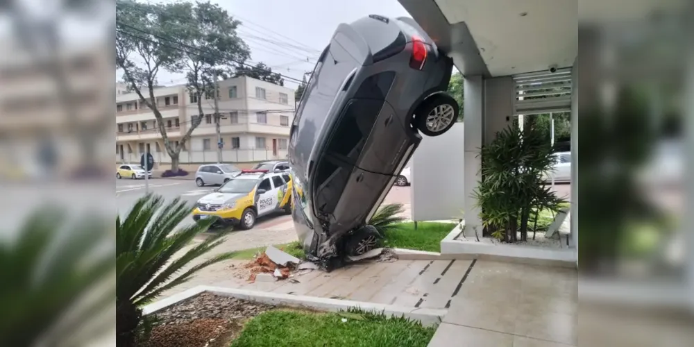 Jogador de futebol de 22 anos morre em acidente de carro em Alto