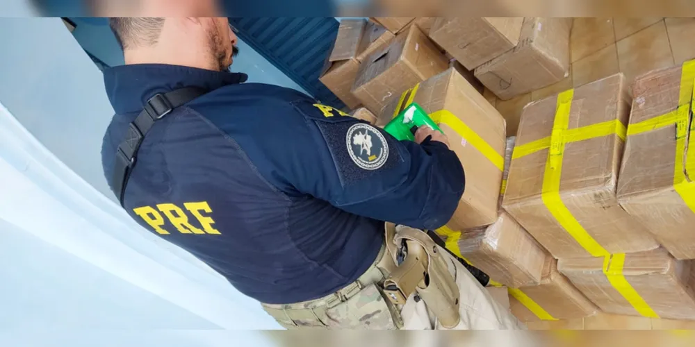 As drogas eram transportadas no baú de uma carreta com placas do Paraguai, abordada na BR-277