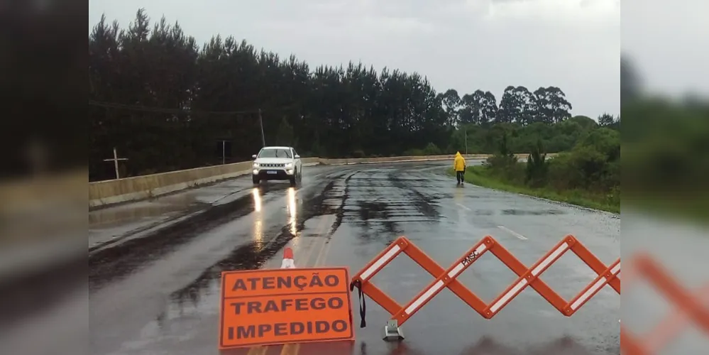 Chuvas bloqueiam ponte entre São Mateus do Sul e o município catarinense de Três Barras