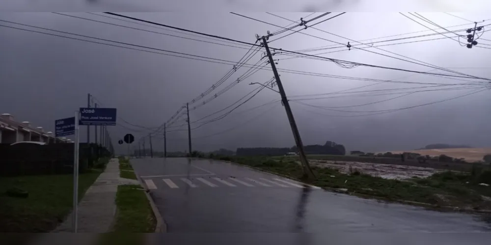 Temporal derrubou postes de energia elétrica em Uvaranas