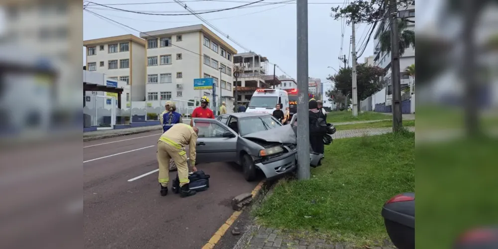 Um motorista, de 25 anos, ficou ferido ao bater o carro que dirigia contra um poste no bairro Água Verde, em Curitiba, na manhã deste sábado (11)