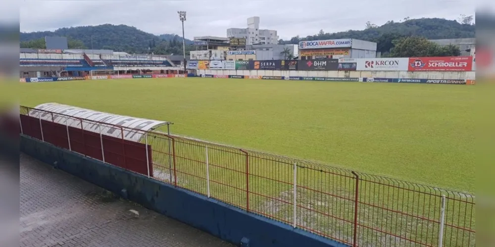 Gramado do estádio Augusto Bauer, em Brusque, sofre com as chuvas