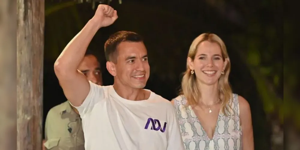 Daniel Noboa, de 35 anos, que venceu a eleição com 52,3% dos votos, ao lado da esposa, Lavinia Valbonesi