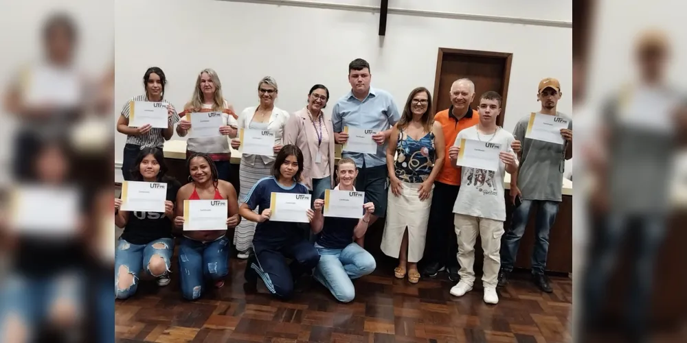 Ao todo, 12 jovens participantes do projeto das instituições e servidores da APAM receberam os certificados de formação