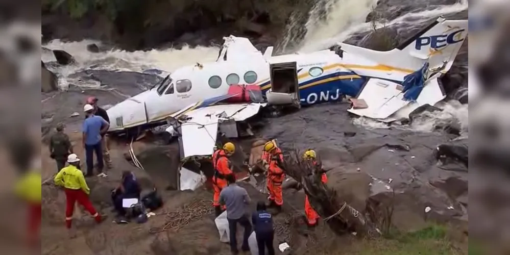 A aeronave modelo Beech Aircraft caiu momentos antes do pouso em uma cachoeira
