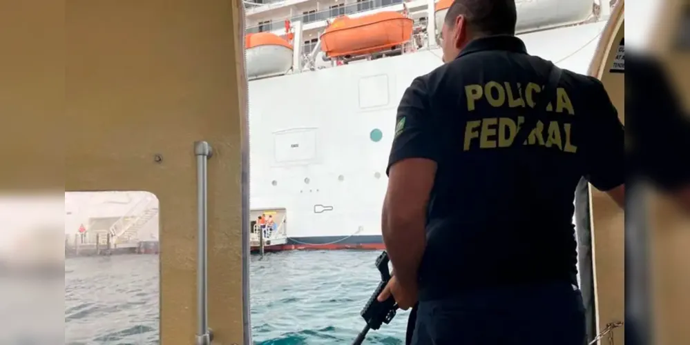 O navio saiu de Santos, em São Paulo, e foi abordado pela PF em Angra dos Reis, no Rio de Janeiro