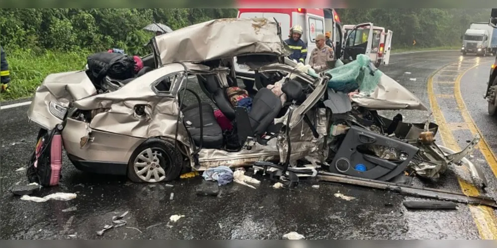 Um grave acidente neste domingo (08), na BR-376, no km 331, em Ortigueira, nos Campos Gerais, deixou três pessoas feridas