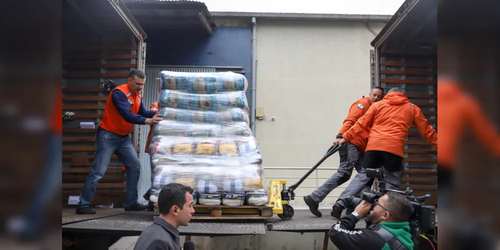 A Defesa Civil do Paraná envia, na manhã desta sexta-feira (20), mais um lote de cestas básicas para os municípios afetados pelas chuvas no Estado. Foto: Geraldo Bubniak/AEN