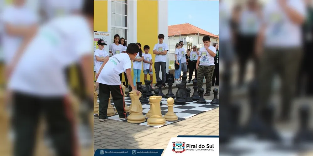 O projeto, idealizado pela União Esportiva Xadrez Piraí e patrocinado pela Cooperativa Sicredi, visa levar o xadrez a várias praças da cidade