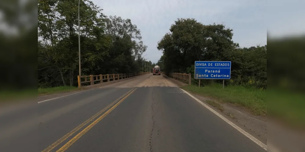 Devido às condições no município de Três Barras (SC), a ponte sobre o Rio Negro está novamente com bloqueio total de tráfego