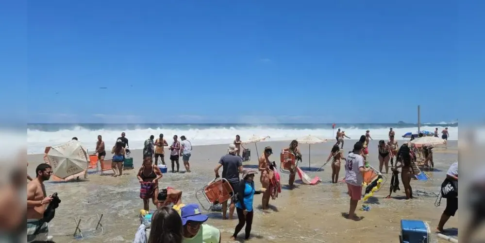 Mar invadiu o calçadão na praia do Leblon, altura do posto 11, no domingo (5)