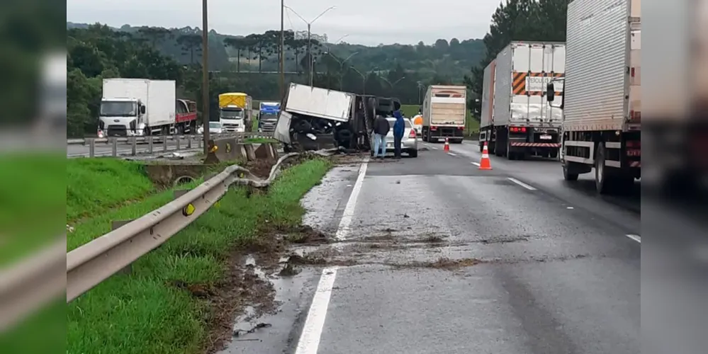 O tombamento de um caminhão bloqueou temporariamente o fluxo de veículos no Contorno Leste, a BR 116, em Quatro Barras