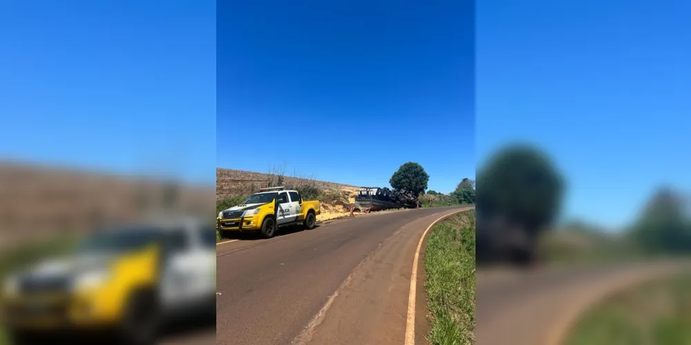 Um caminhão carregado com soja tombou nesta terça-feira (10), na PR-364, no km 243, em Goioxim (PR)