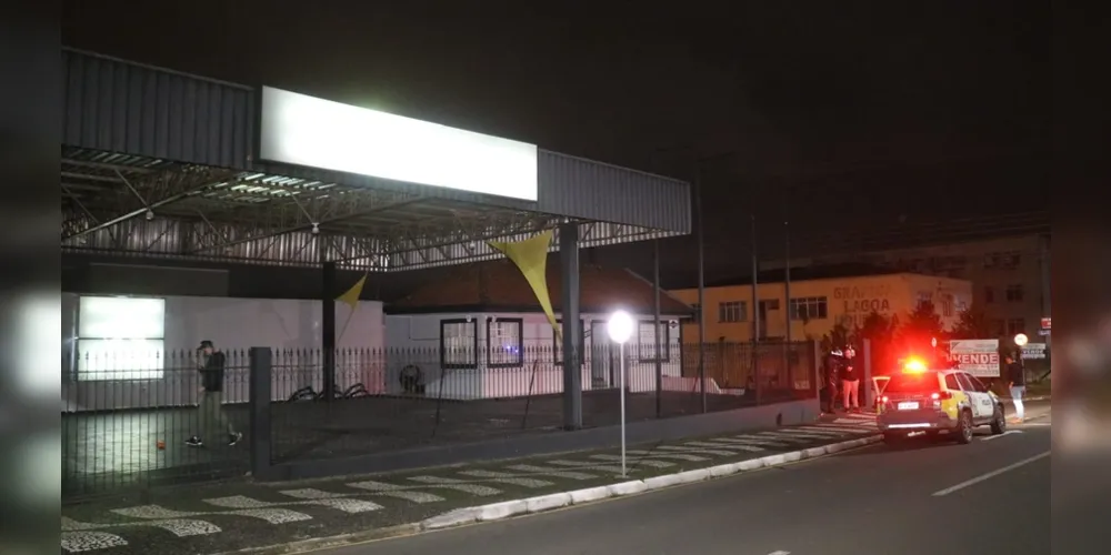 Quatro homens invadiram uma loja de veículos em Ponta Grossa, na noite desta sexta-feira (13)