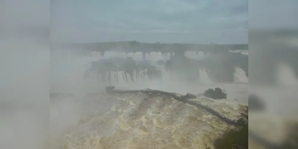 Vazão obriga fechamento do acesso à passarela das Cataratas do Iguaçu