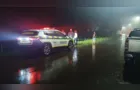 Carro que capotou no Contorno fugia da Guarda Municipal