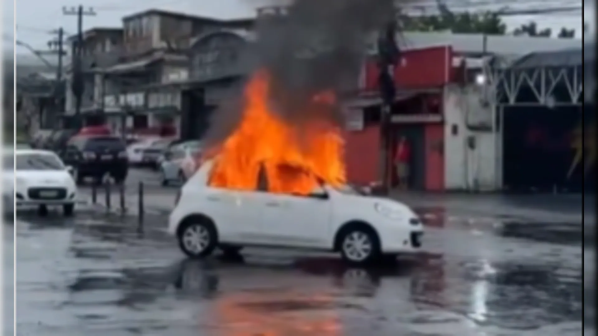 Motorista foge e SUV pega fogo após acidente no Água Verde