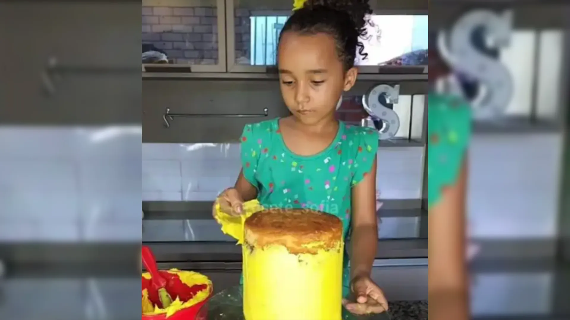 Menina Sorridente Menina 5-6 Anos Segurando Balão Estrela Dourada E Bolo  Rosa Sentado No Chão Na Sala. Vestindo Vestido De Princesa Azul. Olhando  Para A Câmera. Festa De Aniversário. Celebração. Foto Royalty