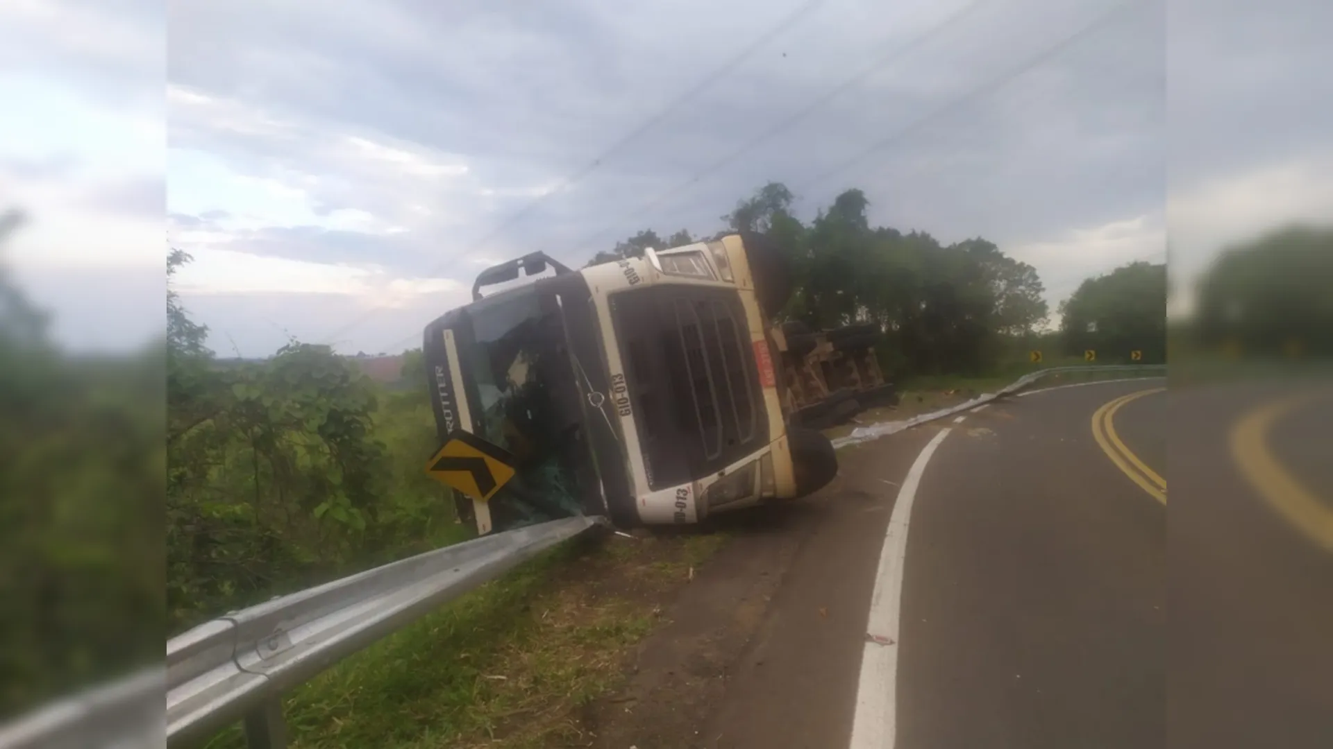 Caminhão sai da pista na BR-277, tomba e motorista morre em acidente, no PR  