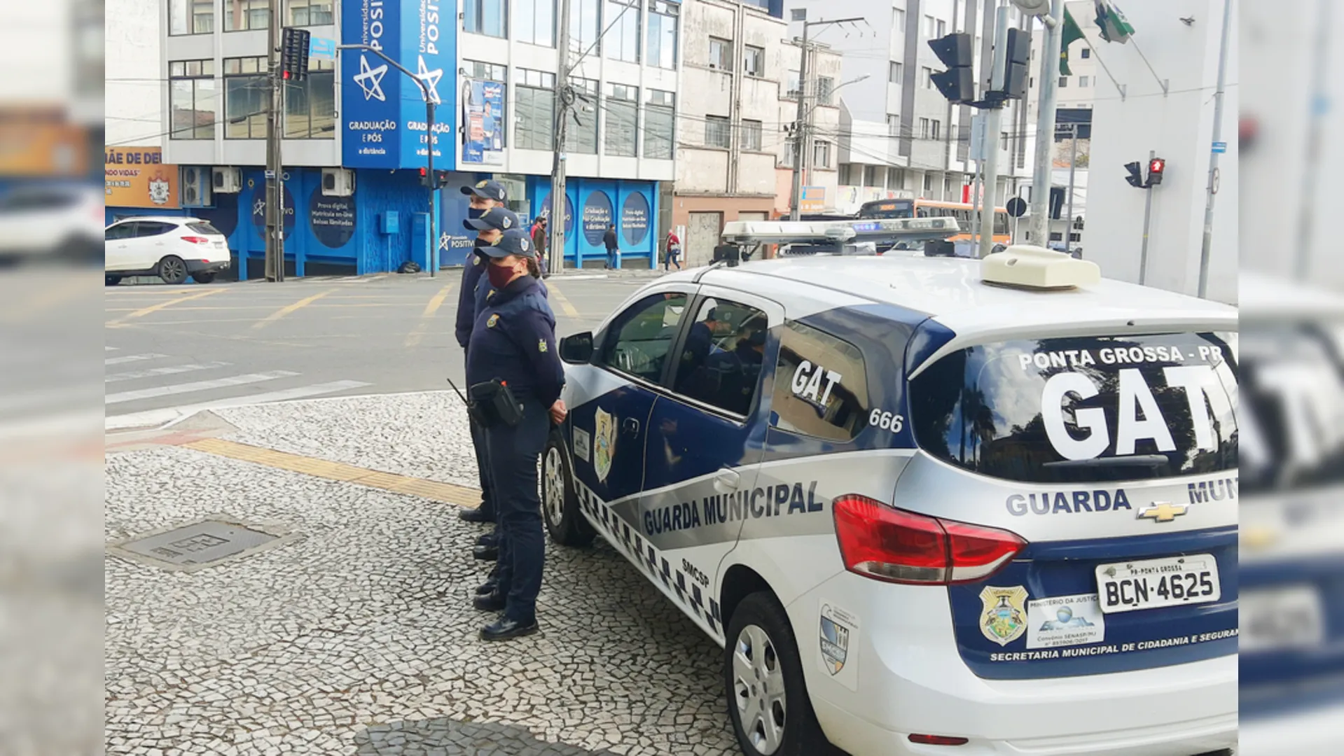 Guarda Municipal acaba com racha entre carros de luxo em Curitiba