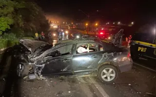 Veículo ficou destruído após o acidente de trânsito