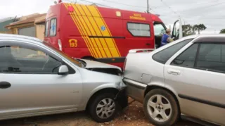 Um acidente na manhã deste sábado (09) entre as ruas Carlos de Carvalho e Vieira Fazenda, na Vila São Francisco, em Uvaranas, mobilizou equipes da PM e do Siate