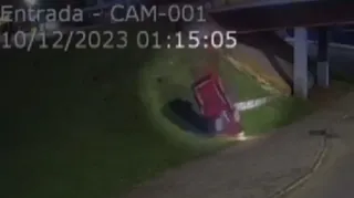 Imagem ilustrativa da imagem Motorista perde o controle e cai de viaduto em Telêmaco