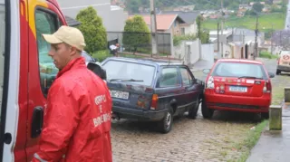 Dois veículos colidiram na rua Capitão Bendito Lopes de Bragança