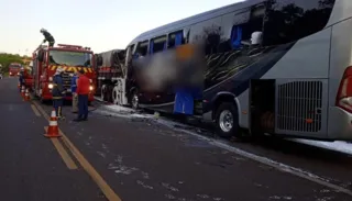 Ônibus colidiu contra um caminhão, na BR-369, nesta quarta-feira (11)