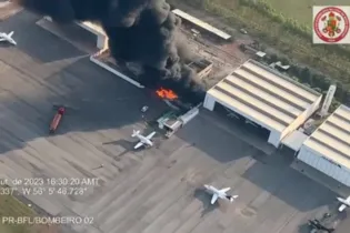 Imagem ilustrativa da imagem Avião cai e atinge hangar em Cuiabá; 2 pessoas morrem
