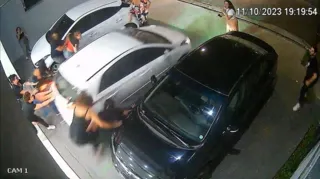 Imagens gravadas por câmeras de segurança mostram o momento em que a motorista atinge quatro vítimas