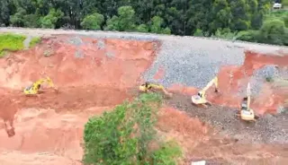 Equipes trabalham para evitar novos desmoronamentos em linha férrea que corta o Bairro Palmeirinha