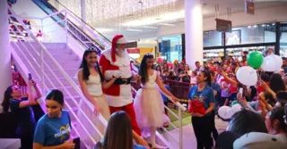 Papai Noel esteve no Shopping Palladium na noite desta sexta-feira (10)