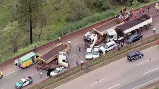 O acidente envolveu um total de 10 veículos: sete carros e três caminhões
