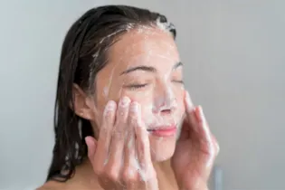 Higienizar o rosto com sabonete em barra comum provoca irritações