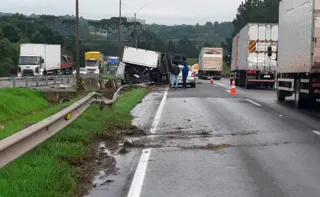 O tombamento de um caminhão bloqueou temporariamente o fluxo de veículos no Contorno Leste, a BR 116, em Quatro Barras